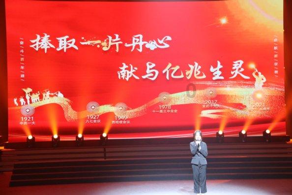 逃离残破的船只